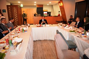 Erzurum Valisi Memiş, sağlık çalışanları ve öğretmenlerle iftarda buluştu