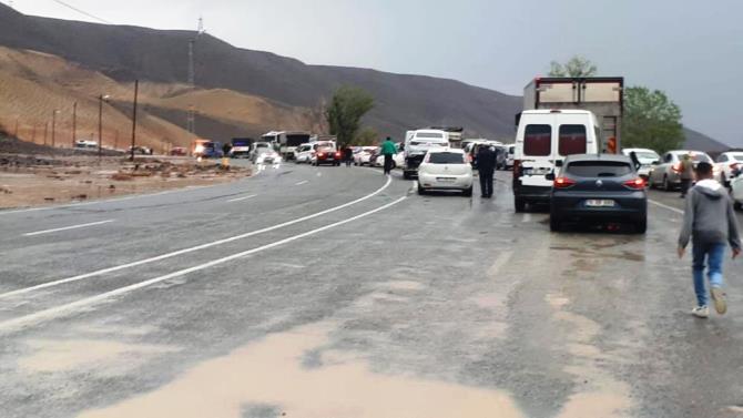 Iğdır’da yağmur sonrası heyelan: Erzurum -Iğdır yolu kapandı