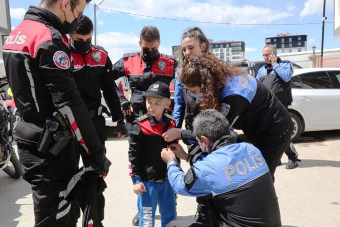 Lösemi hastası küçük çocuğa polislerden duygulandıran sürpriz