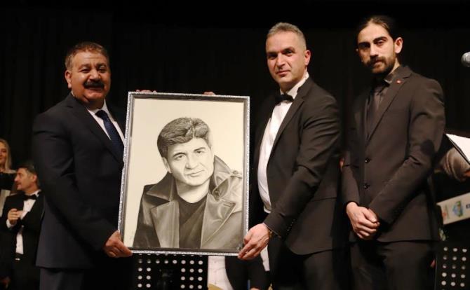 ‘Eserleriyle İbrahim Erkal’ Anma Konserine yoğun ilgi