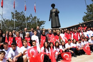 Gençlik Haftası etkinlikleri çelenk sunumu ile başladı