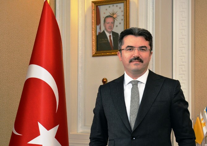 VALİ MEMİŞ: 'GELECEĞİMİZİN IŞIĞI SEVGİLİ GENÇLERİMİZİN  19 MAYIS ATATÜRK’Ü ANMA, GENÇLİK VE SPOR BAYRAMI KUTLU OLSUN'