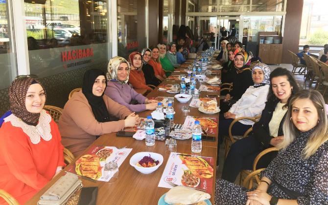 Erzurum’da öğretmen, öğrenci ve veli kaynaşması..Sabancı İlköğretim Okulu’nda okuyan öğrenciler, öğretmen ve veliler öğlen yemeğinde bir araya geldi.