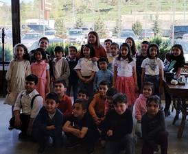 Erzurum’da öğretmen, öğrenci ve veli kaynaşması..Sabancı İlköğretim Okulu’nda okuyan öğrenciler, öğretmen ve veliler öğlen yemeğinde bir araya geldi.