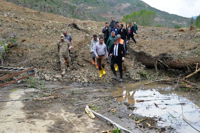 Erzurum’da heyelan: 3 yaralı...Erzurum Valisi Okay Memiş bölgeye giderek incelemelerde bulundu.