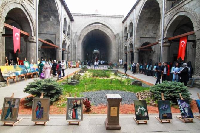 Erzurum’da öğrencilerin sergisi büyük ilgi gördü