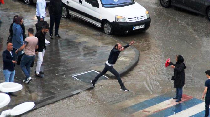 Yağmurdan kaçan vatandaşların renkli görüntüleri gülümsetti