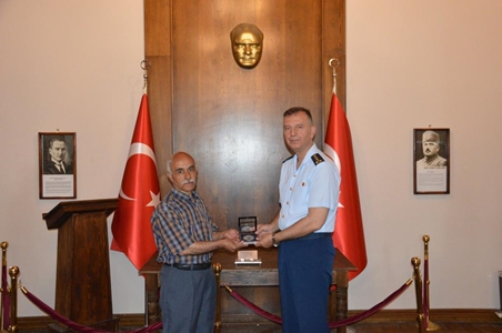 Korgeneral Özlü’den Zeynal ve Koç’a plaket