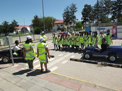 Polis ekiplerinden 66 öğrenciye trafikte farkındalık eğitimi