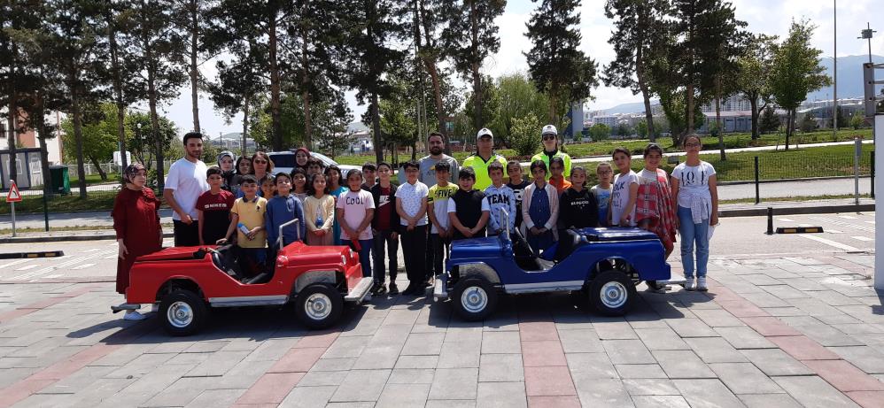 Polis ekiplerinden 66 öğrenciye trafikte farkındalık eğitimi