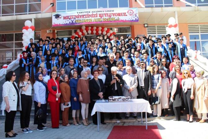 Yakutiye Anadolu Lisesi’nde mezuniyet coşkusu