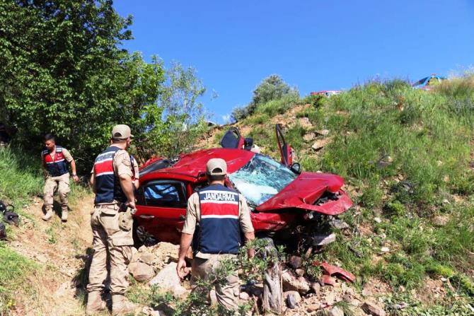 Oltu'da otomobil şarampole yuvarlandı: 2 ölü, 3 ağır yaralı