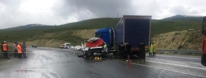 Erzurum’da kamyonet tırla çarpıştı: 2 ölü