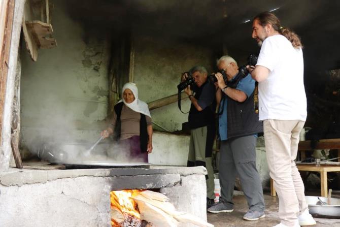 Karnavas Pekmezi kare kare resimlendi