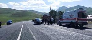 Erzurum’da kaza sonrası köylüler yolu trafiğe kapattı