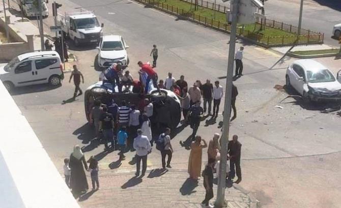 Sivil araç ile çarpışıp yan yatan polis aracına ilk müdahale vatandaşlardan geldi