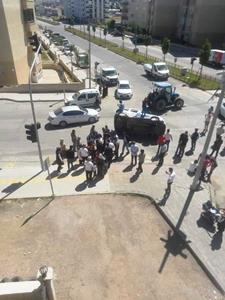 Sivil araç ile çarpışıp yan yatan polis aracına ilk müdahale vatandaşlardan geldi