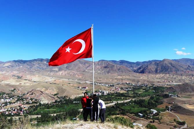 1500 rakımlı dağa tırmanıp, yıpranan Türk bayrağını değiştirdiler