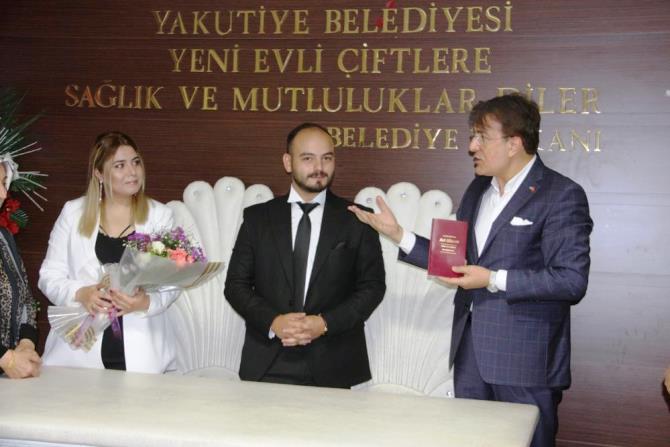 Önce nikah kıydılar, ardından koşarak haber yapmaya gittiler