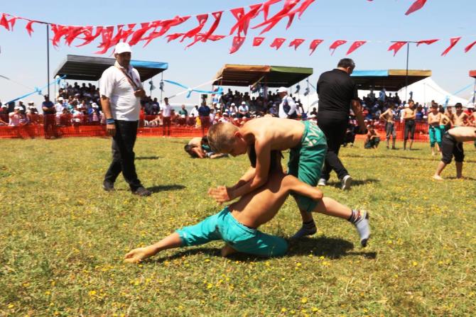 Erzurum Ovası Güreş Festivali'nde güreşçiler nefes kesti