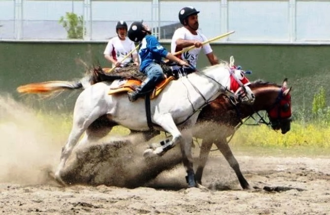 Cirit müsabakasında atlar çarpıştı, yerde kalan sporcunun üzerinden at geçti