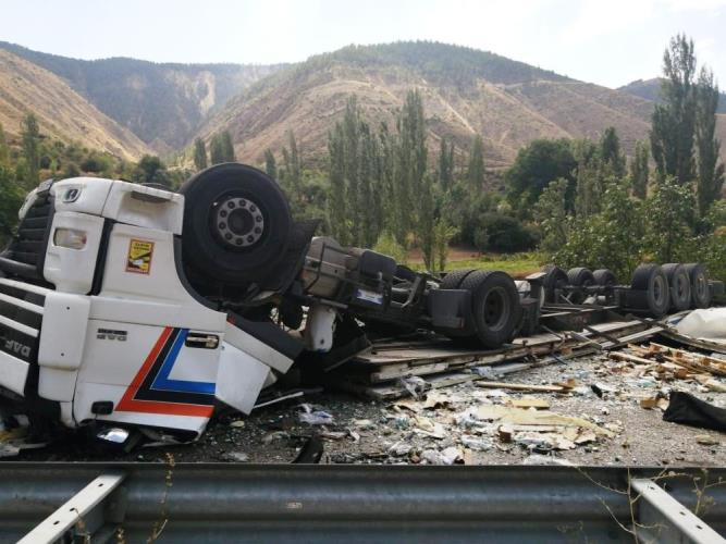 Seyir halindeki tır yola devrildi felaket kazada şoför feci şekilde hayatını kaybetti