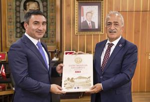 Azerbaycan Heyeti, Rektör Çomaklı’yı ziyaret etti