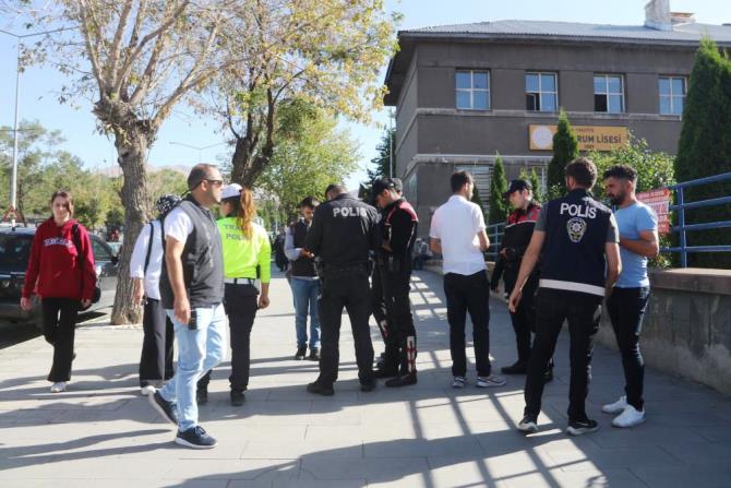 Erzurum Emniyeti okul önlerinde şüpheli şahıslara göz açtırmıyor