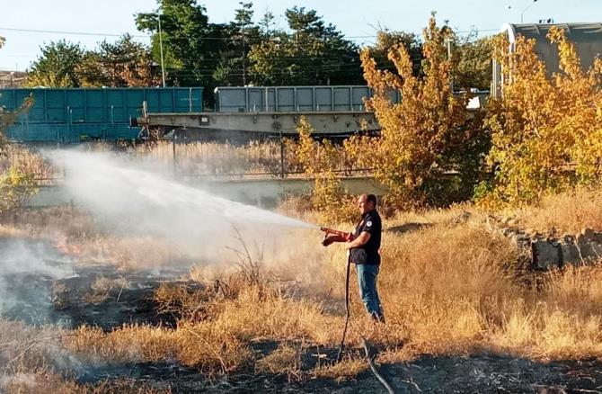 Horasan’da boş arazide çıkan yangın büyümeden söndürüldü