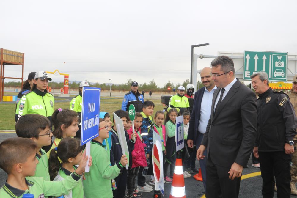 Çocuklar trafik kurallarını eğitim parkında uygulayarak öğreniyor