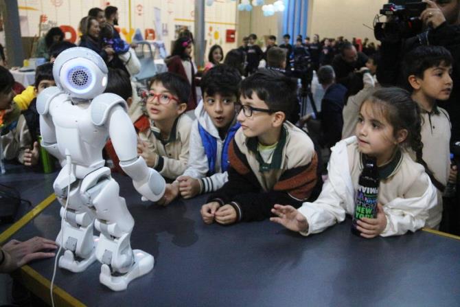 Erzurum Bilim Şenliğinde öğrencilerin dikkatini çeken robot