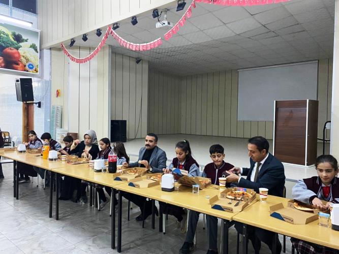 Kaymakam’dan pansiyon öğrencilerine pizzalı sürpriz