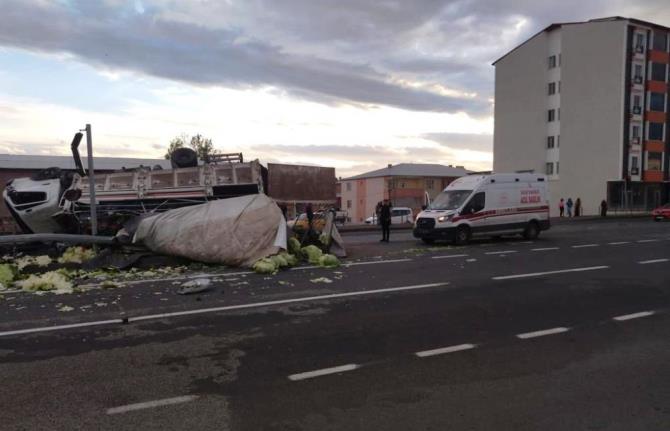 Erzurum’da sebze yüklü kamyon otomobile çarparak takla attı