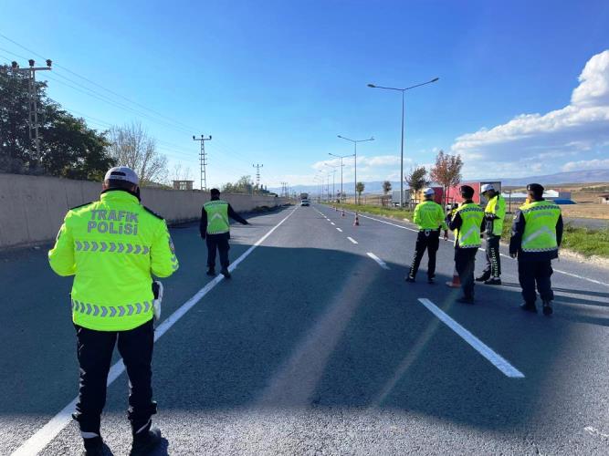 Uluslararası karayolunda trafik denetimleri hız kesmeden devam ediyor