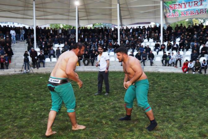 Erzurum’da ‘Uzundere Karakucak Güreşleri’ nefes kesti