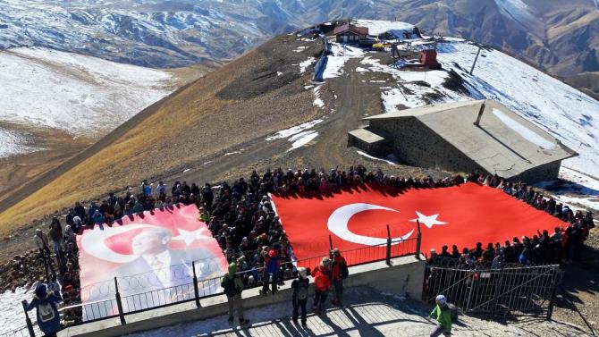 Palandöken'in karlı zirvesinde dinmeyen Cumhuriyet coşkusu