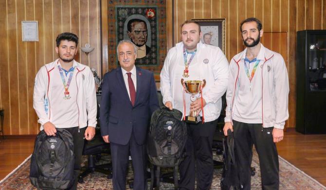 Gelenek bozulmadı; Atatürk Üniversitesi madalya sıralamasında yine zirvede yer aldı