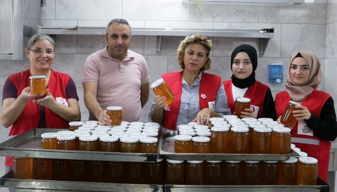 TÜRK KIZILAY’IN KADINLARI PALANDÖKEN’DE BAL ÜRETTİ