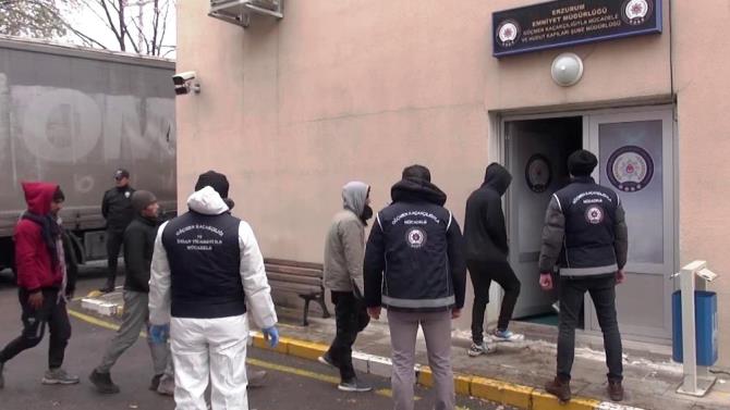 Erzurum’da tır dorsesinde 56'sı çocuk 133 kaçak göçmen yakalandı