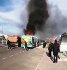 Polis memuru canını hiçe sayarak yanan otobüse müdahale etti