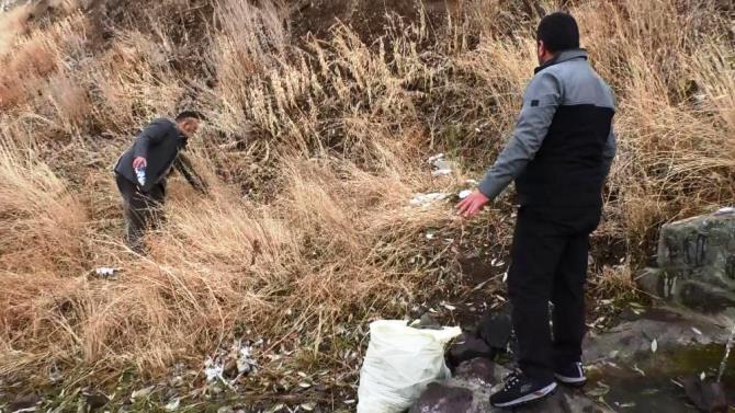 Palandöken’den hem doğal kaynak suyu alıyor hem de çevre temizliği yapıyorlar