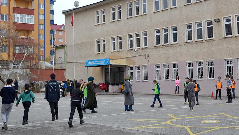 Erzurum'da iki öğretmen birbirine bıçak çekti