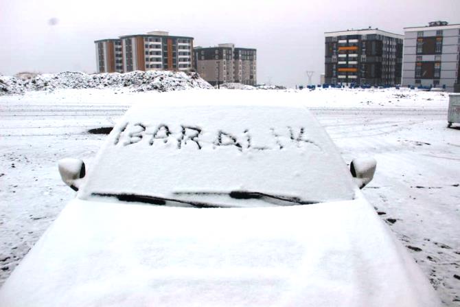 Sabah saatlerinde etkili olan kar yağışı Erzurum’u beyaza bürüdü