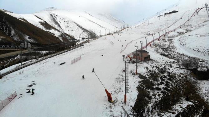 Palandöken’de yerli ve yabancı turistler kayağın tadını çıkarıyor