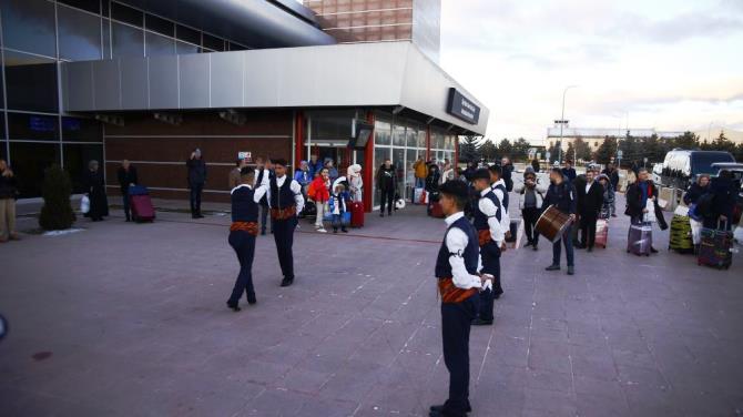 Rus turistler Erzurum’da davul zurna ile karşılandı