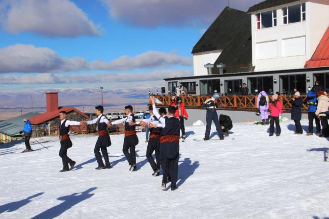 Palandöken’de turistler hem kaydı hem de bar ekibinin gösterilerini izledi