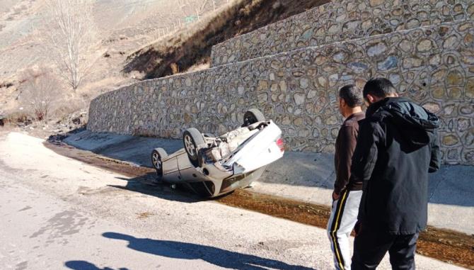 Takla atan otomobilden burnu bile kanamadan kurtuldu