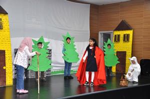 İlkokul öğrencilerinden tiyatro gösterisi