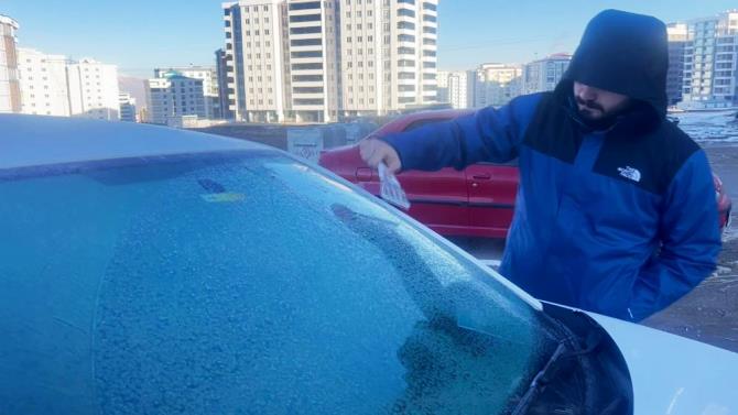 Hava sıcaklığının eksi 11’e düştüğü Erzurum’da her yer buz tuttu