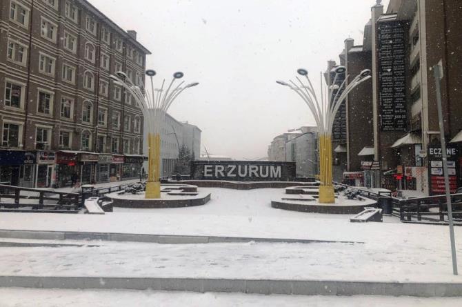 Erzurum’da beklenen kar geldi